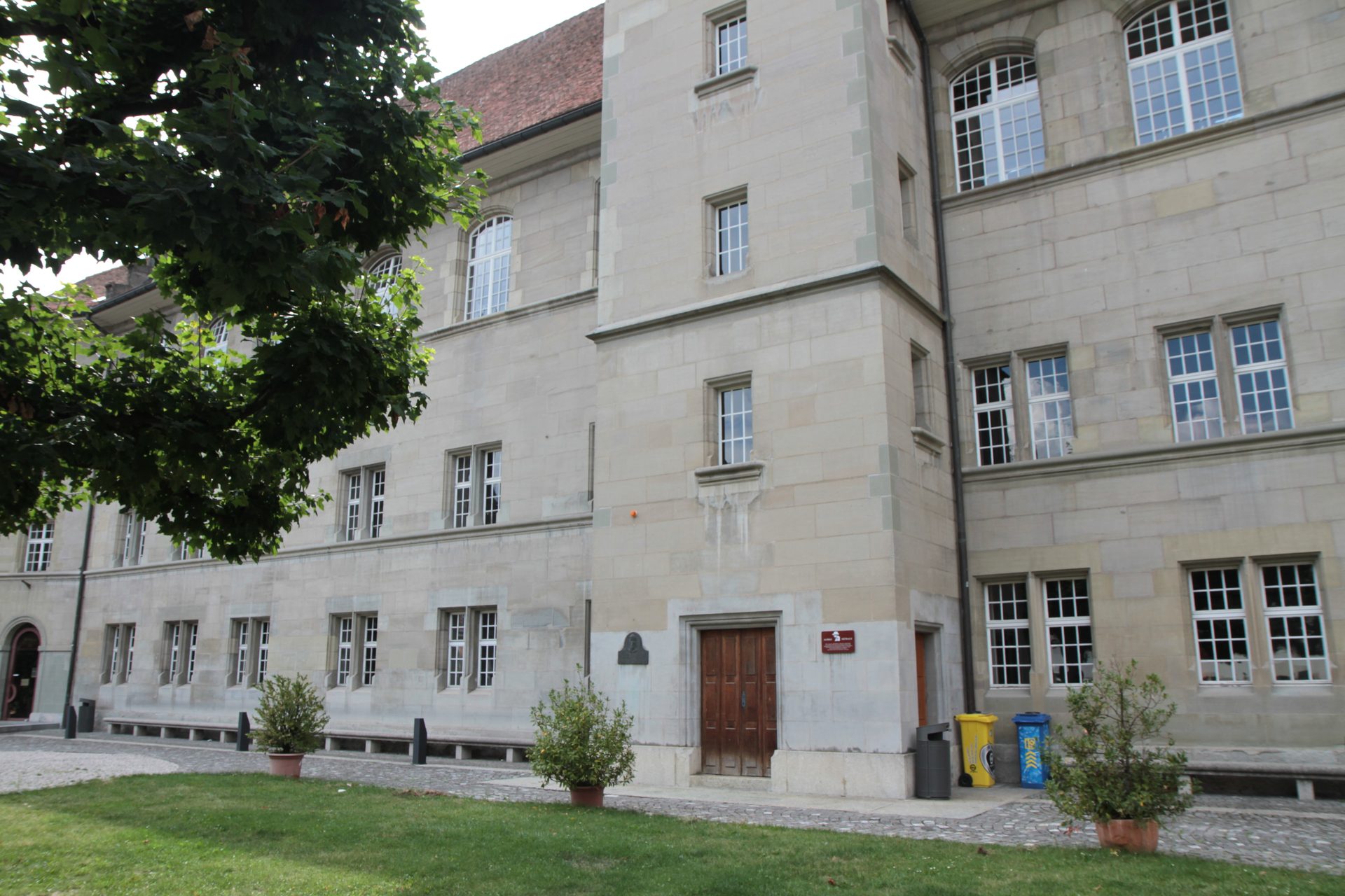 Alexandre Yersin's bas-relief, Lausanne - 04.JPG